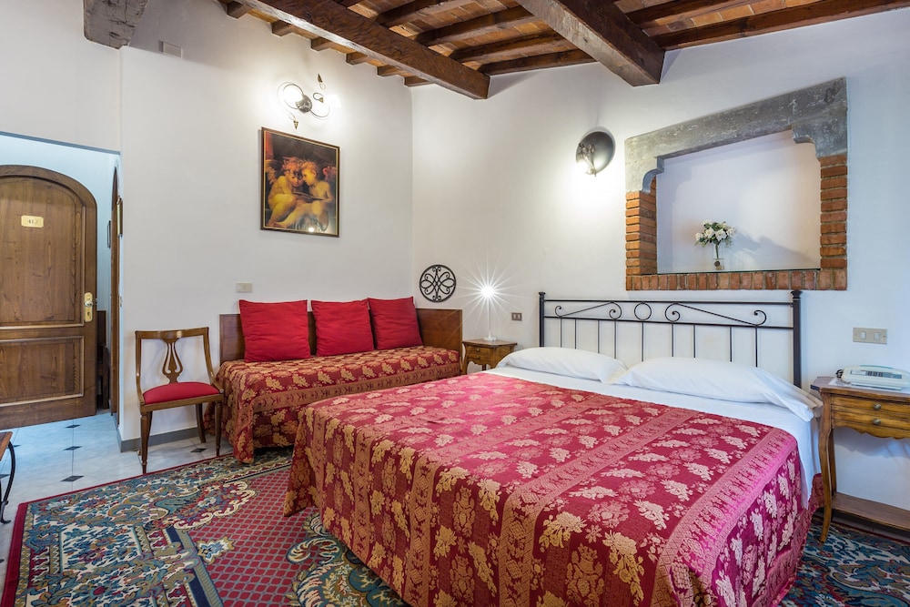 1 Bedroom, Queen Bed, Hotel Collodi 4/10