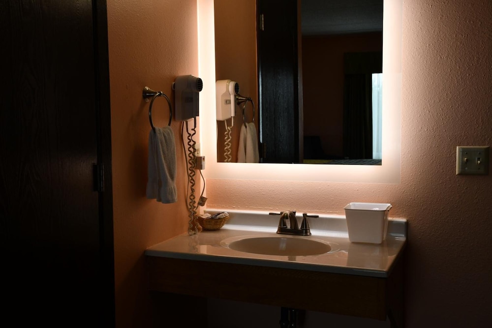 Regency Inn Suites 57/57