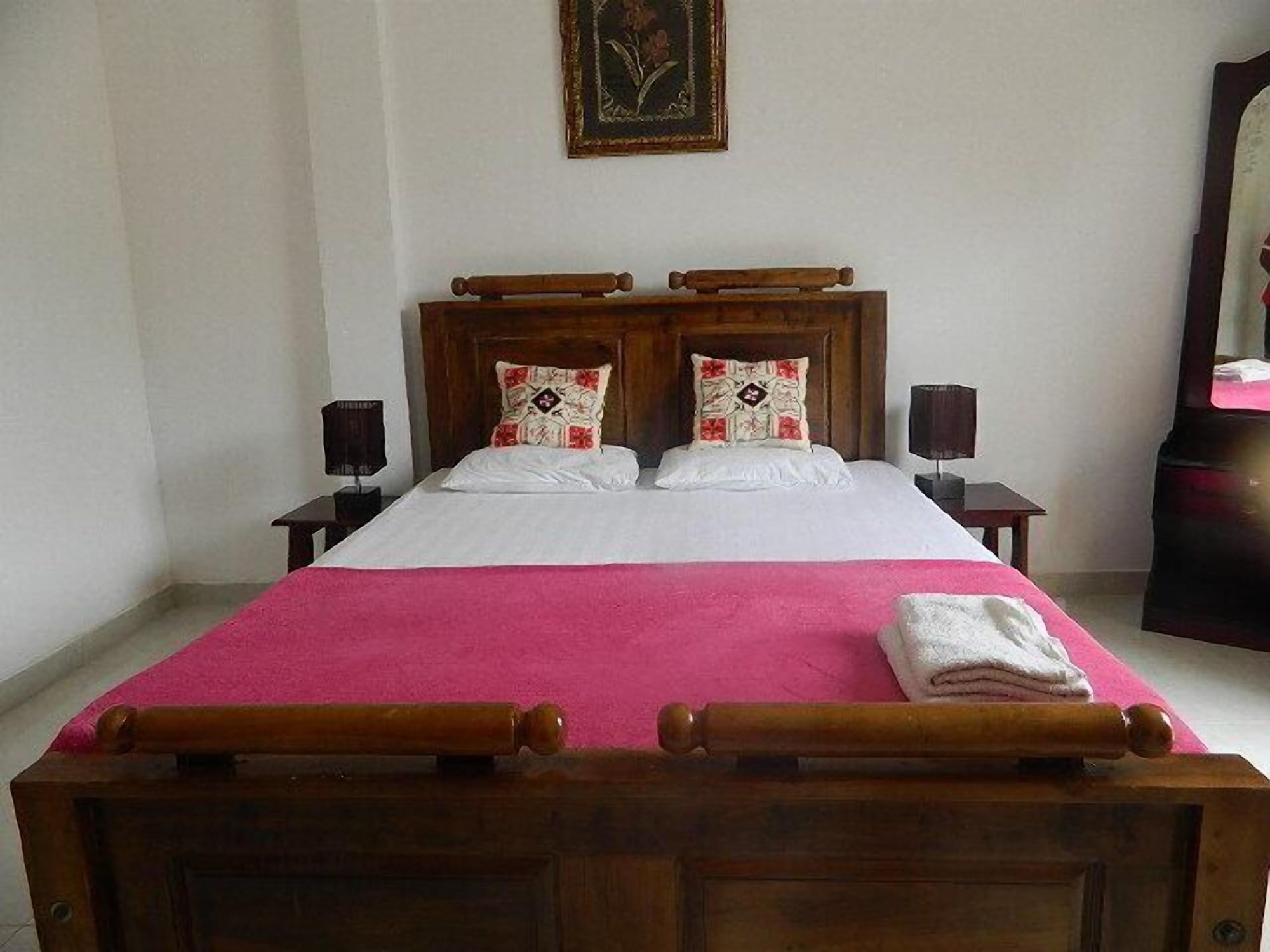 STANDARD, DOUBLE OR TWIN BED, WITH FAN