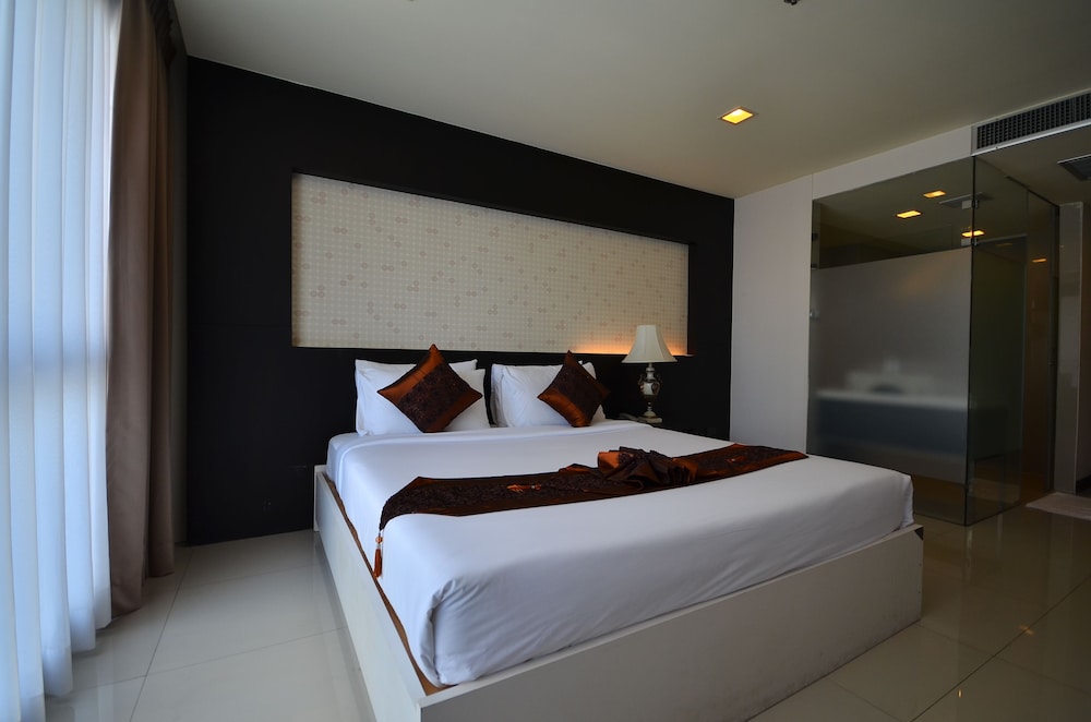Chaba Inn Srinakarin 6/28