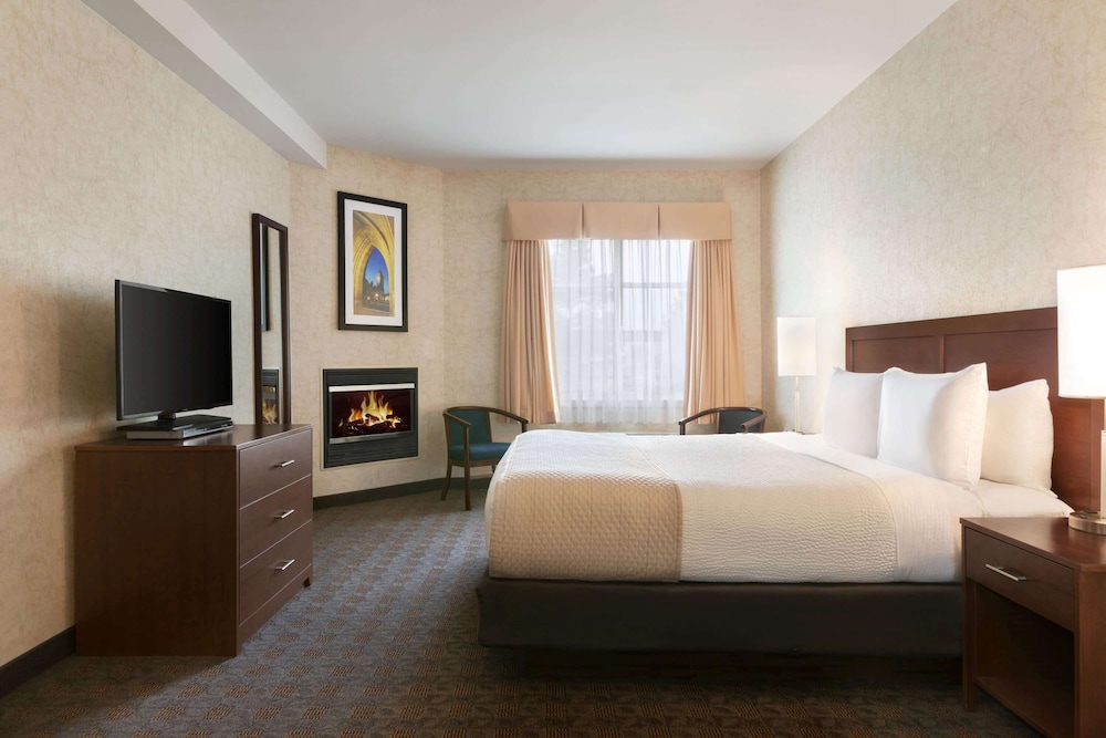 SUITE, QUEEN BED, JETTED TUB