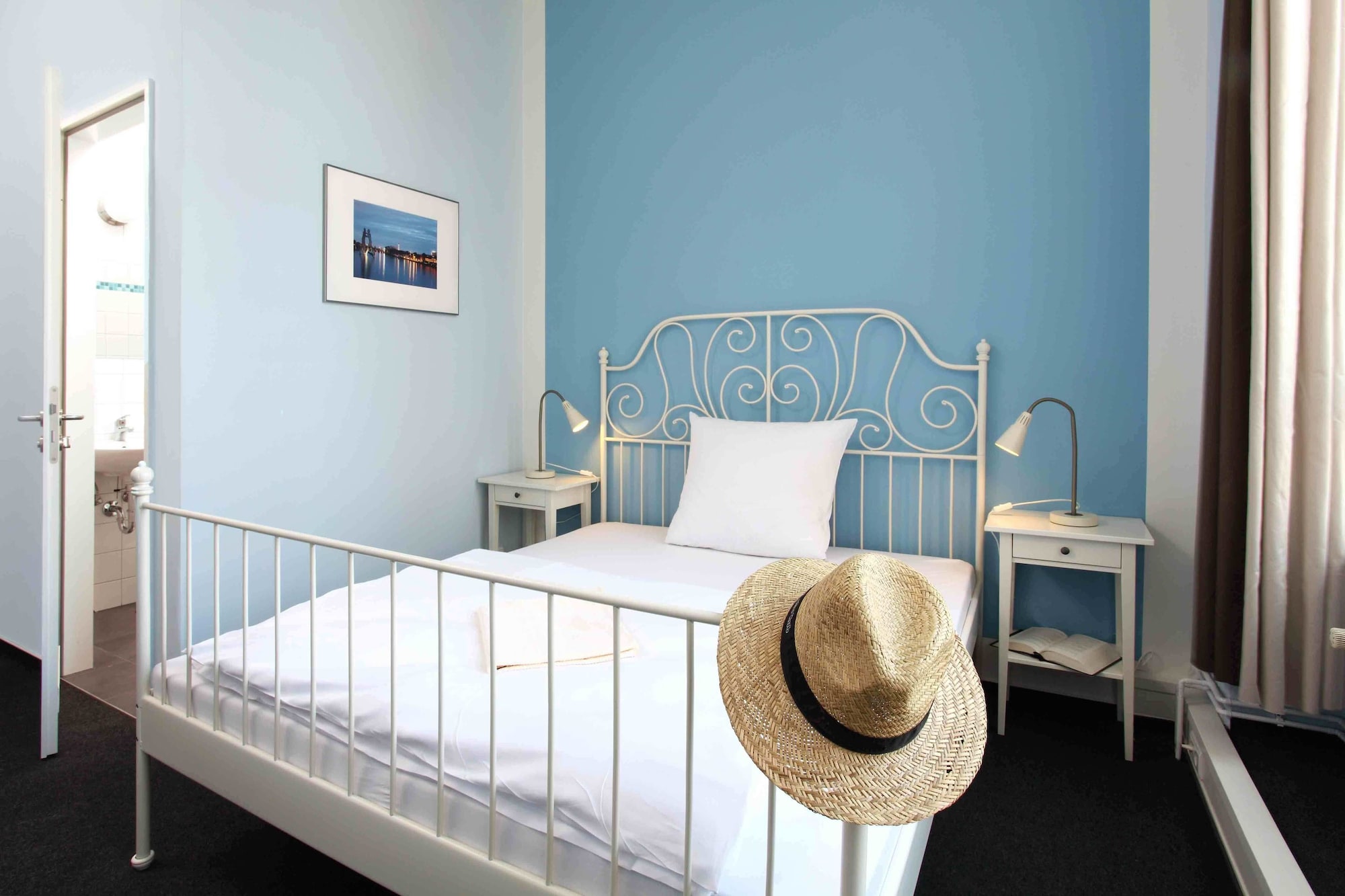 ROOM, SINGLE, SINGLE BED