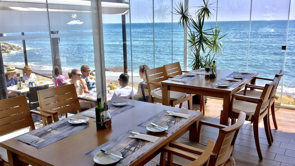 Mi Capricho Beachfront Apartment - Sitio De Calahonda 50/50