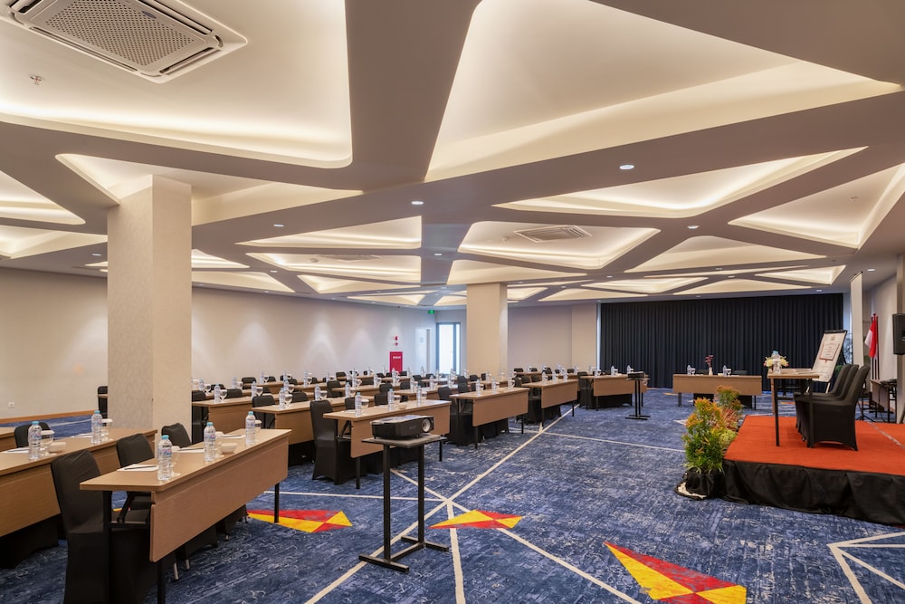 Luminor Hotel Airport Sidoarjo By WH, Best Choice and Strategic Location with a Rooftop area in Town 38/38