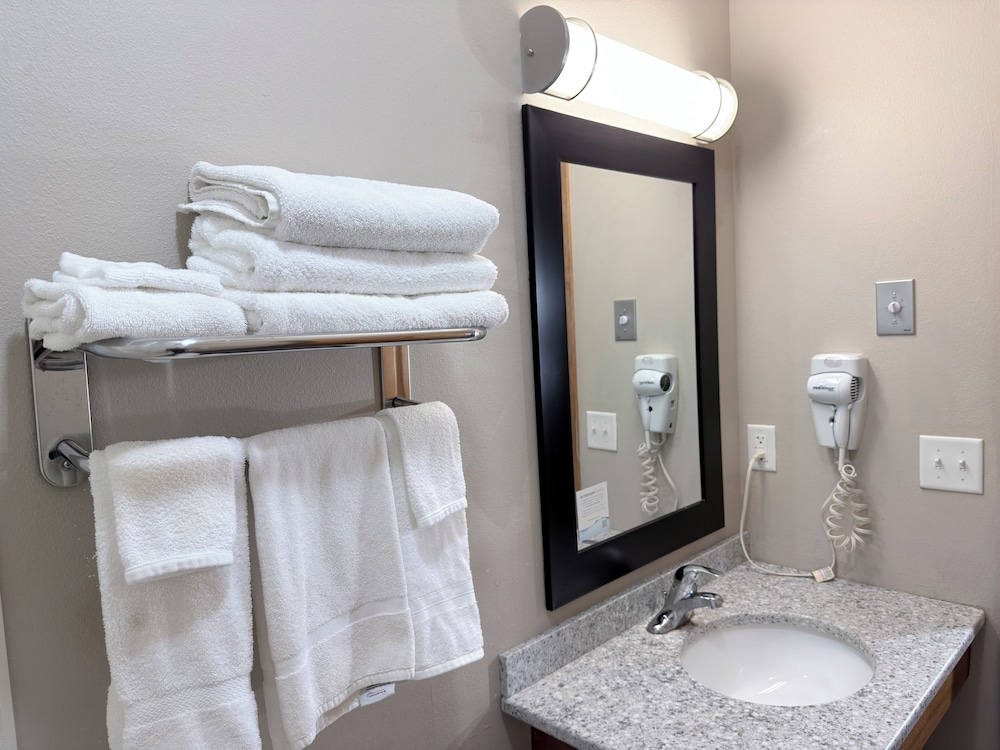 Efficiency, 2 Queen Beds، Baymont Inn and Suites by Wyndham Platteville 4/8
