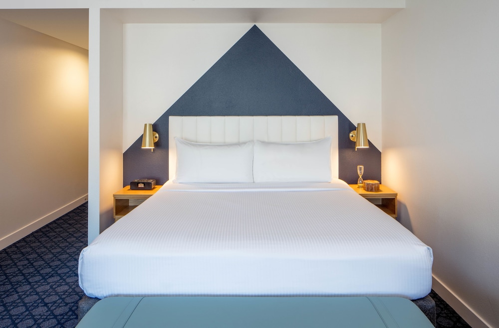 Rivers Edge Hotel Portland Tapestry Collection by Hilton 11/63