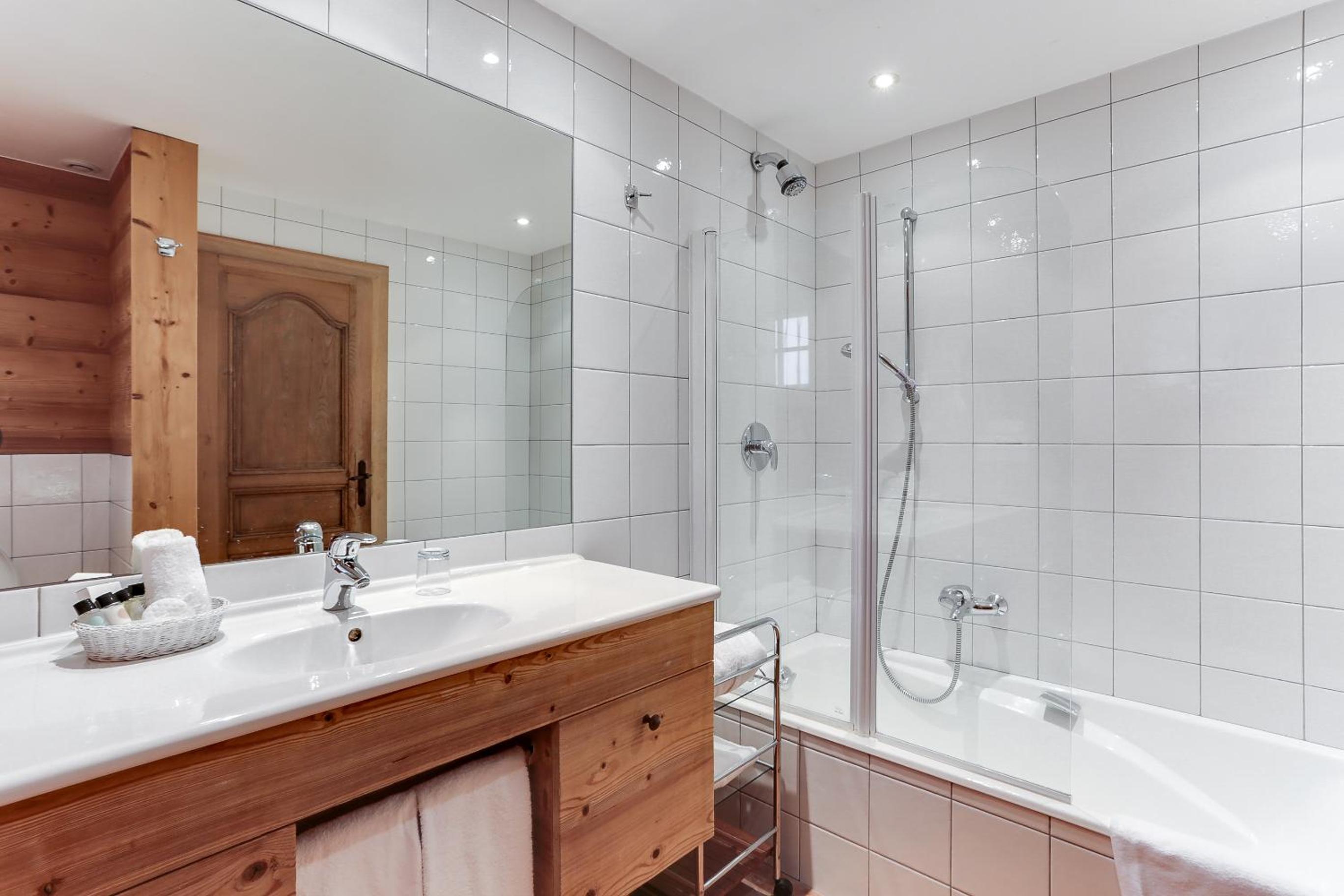 Room, Double Bed, La Verniaz Et Ses Chalets 4/4