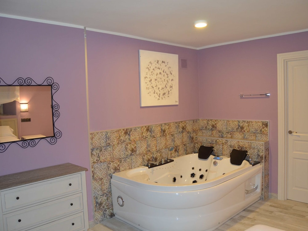 Suites con Jacuzzi Santillana 23/45