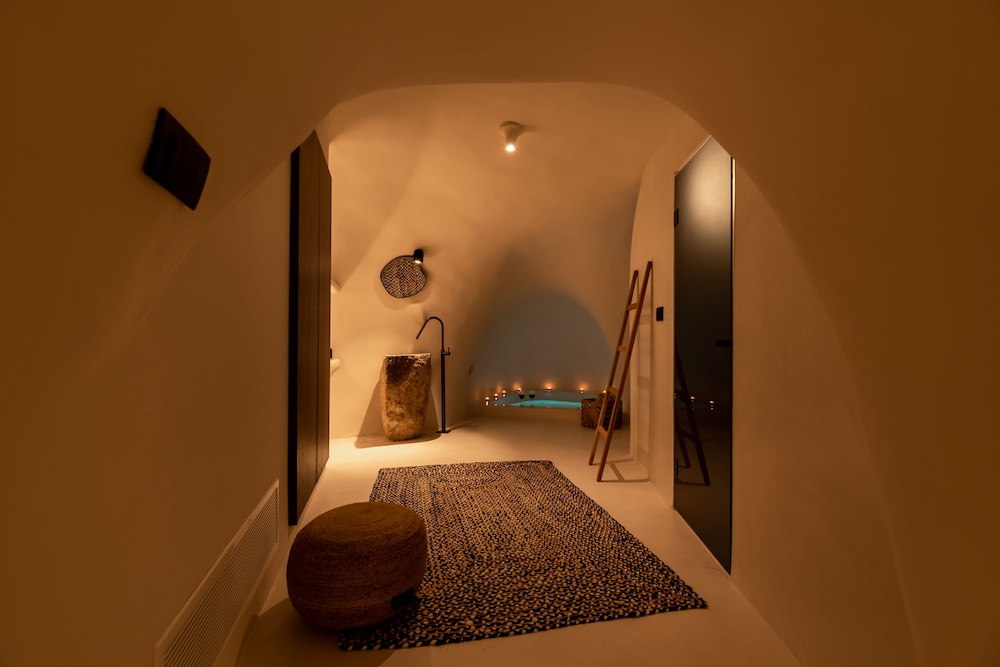 TWENTY ONE SUITES 37/60