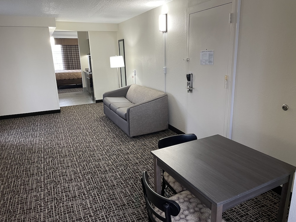 Quality Inn & Suites Spring Lake - Fayetteville near Fort Bragg 27/41