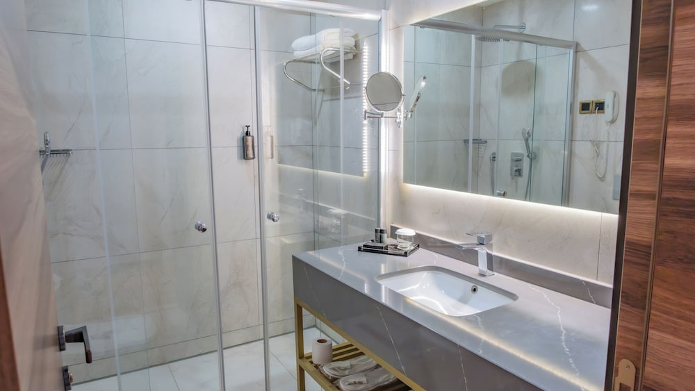 Shimall Deluxe Hotel 50/50