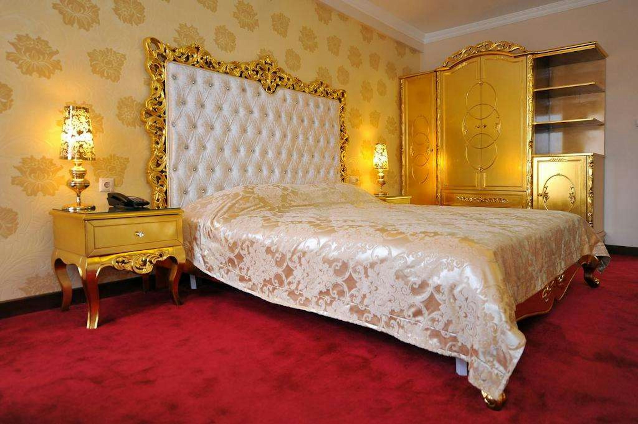 Gold Hotel 20/67