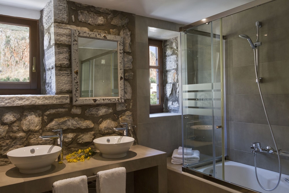 ITILO TRADITIONAL HOTEL 44/68