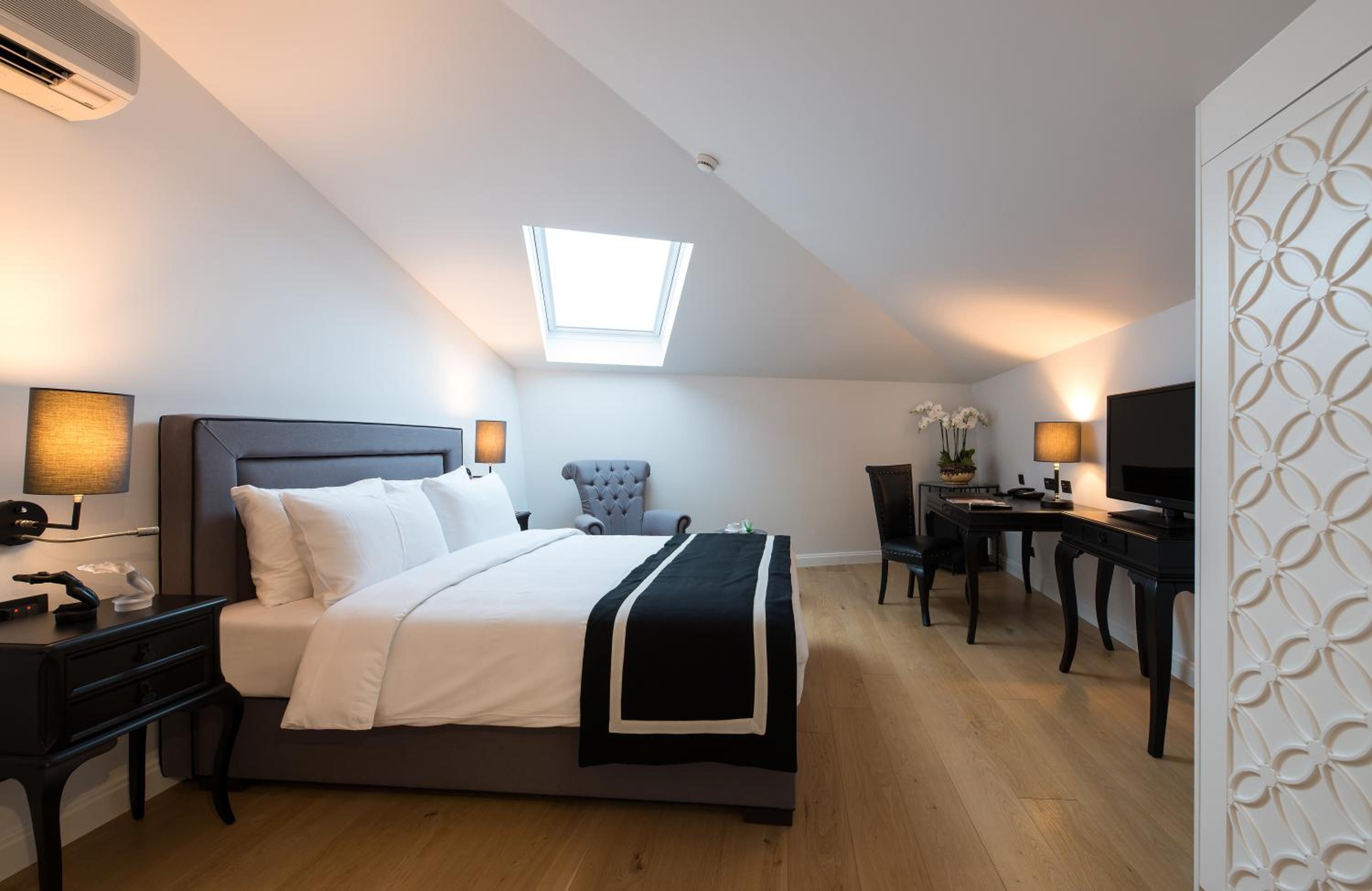 Room, Queen Bed, Attic
