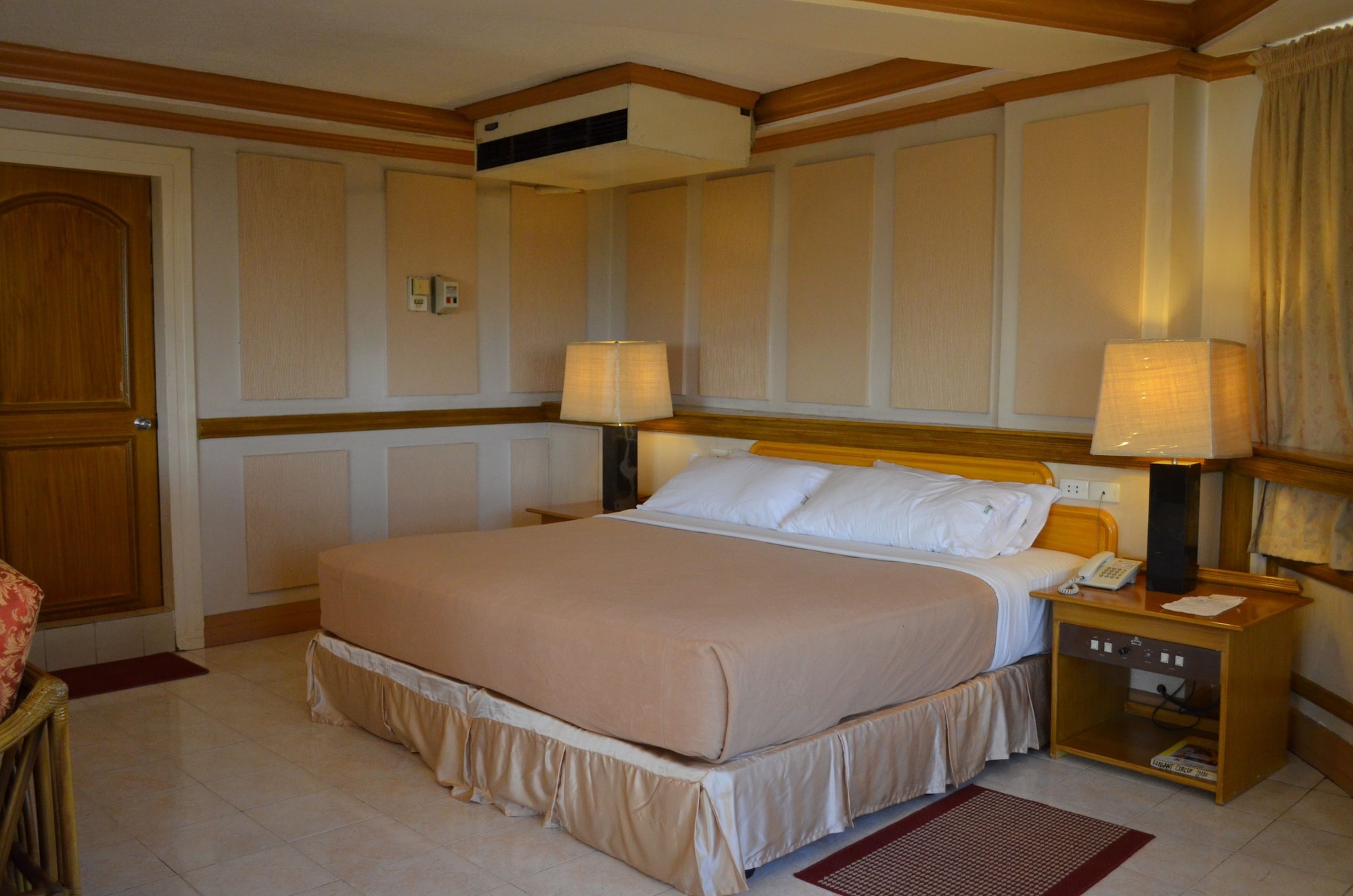 ELEGANT, SUITE