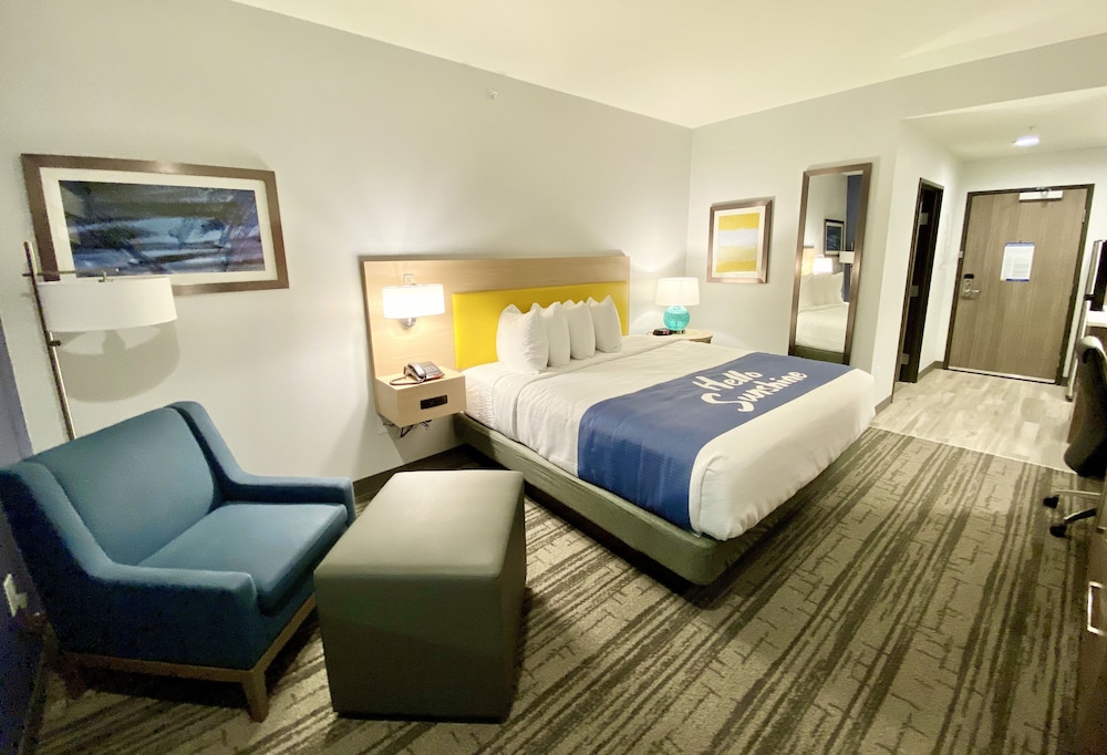 Days Inn & Suites By Wyndham Beaumont West / I-10 & Walden 19/47