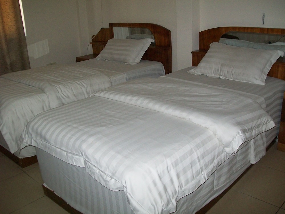 Ampomaah Hotel 7/45