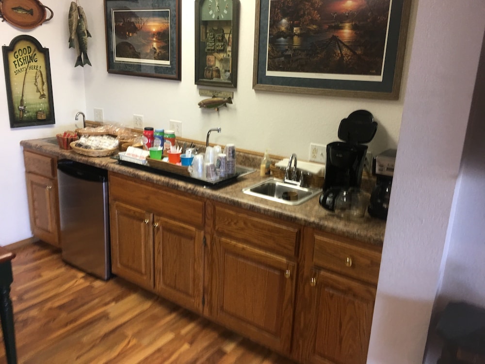 Bullwinkles Rustic Lodge 24/28
