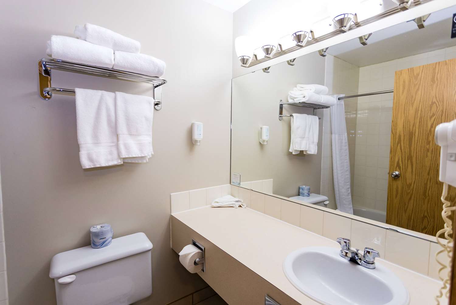 Super 8 By Wyndham Drayton Valley 26/26