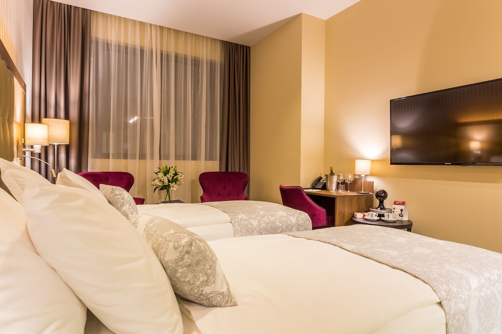 DELUXE, TWIN BEDS