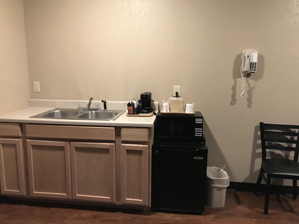 Super 8 by Wyndham Sidney NY 26/30