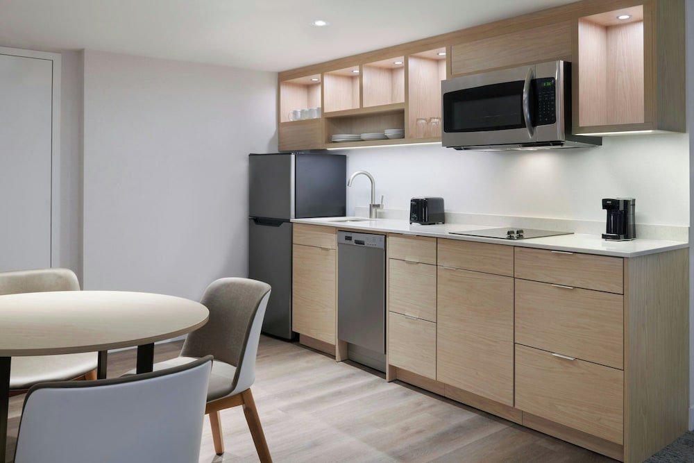 Ramada By Wyndham Niagara Falls By the River 37/47