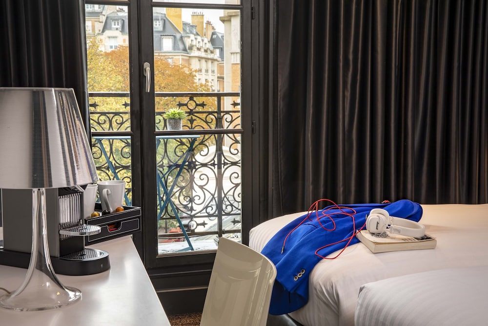 FIRST HOTEL PARIS TOUR EIFFEL 37/48