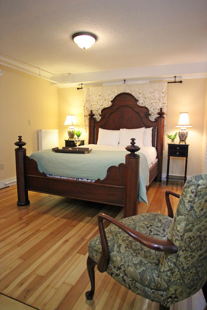 The Kennebunk Inn 24/50