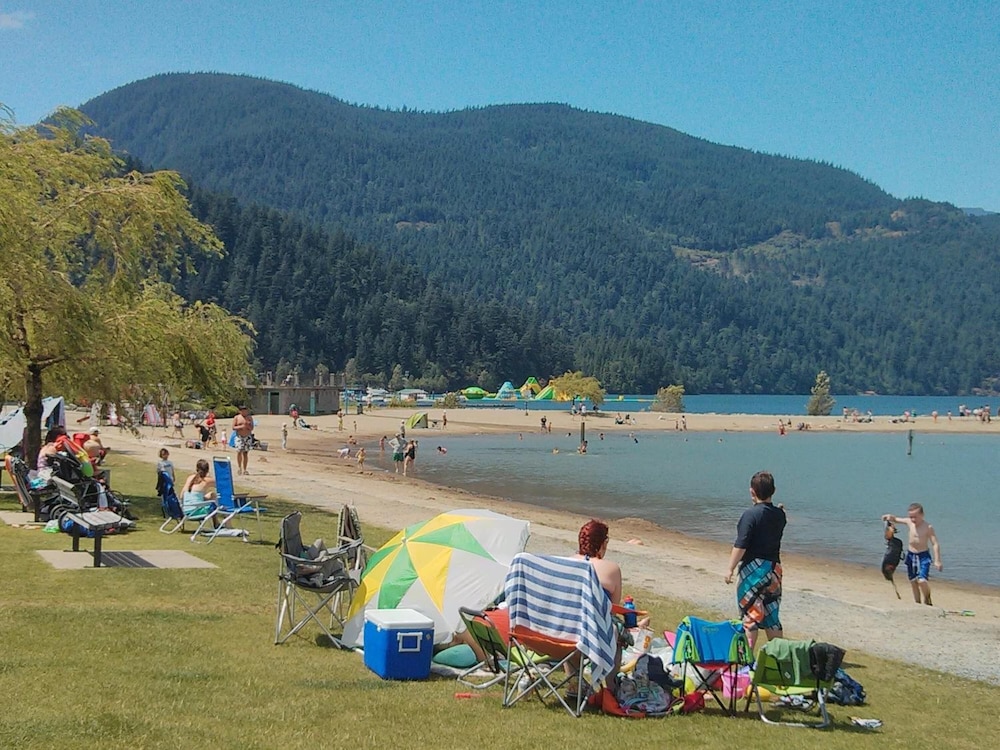 Harrison Lake Hotel 47/50