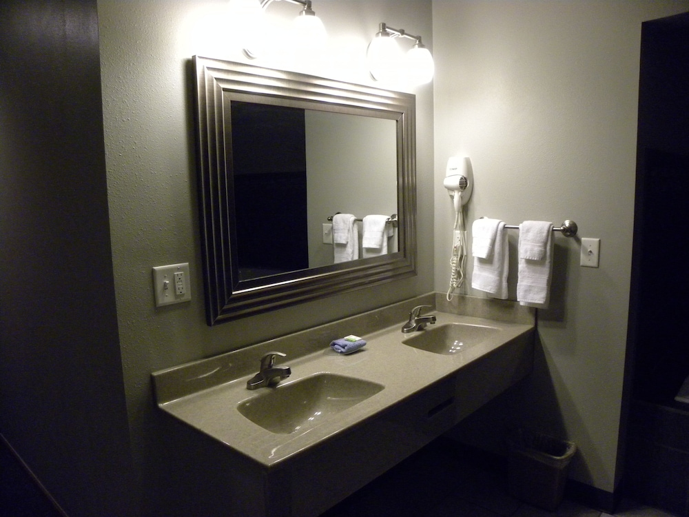 New Victorian Inn and Suites 28/43