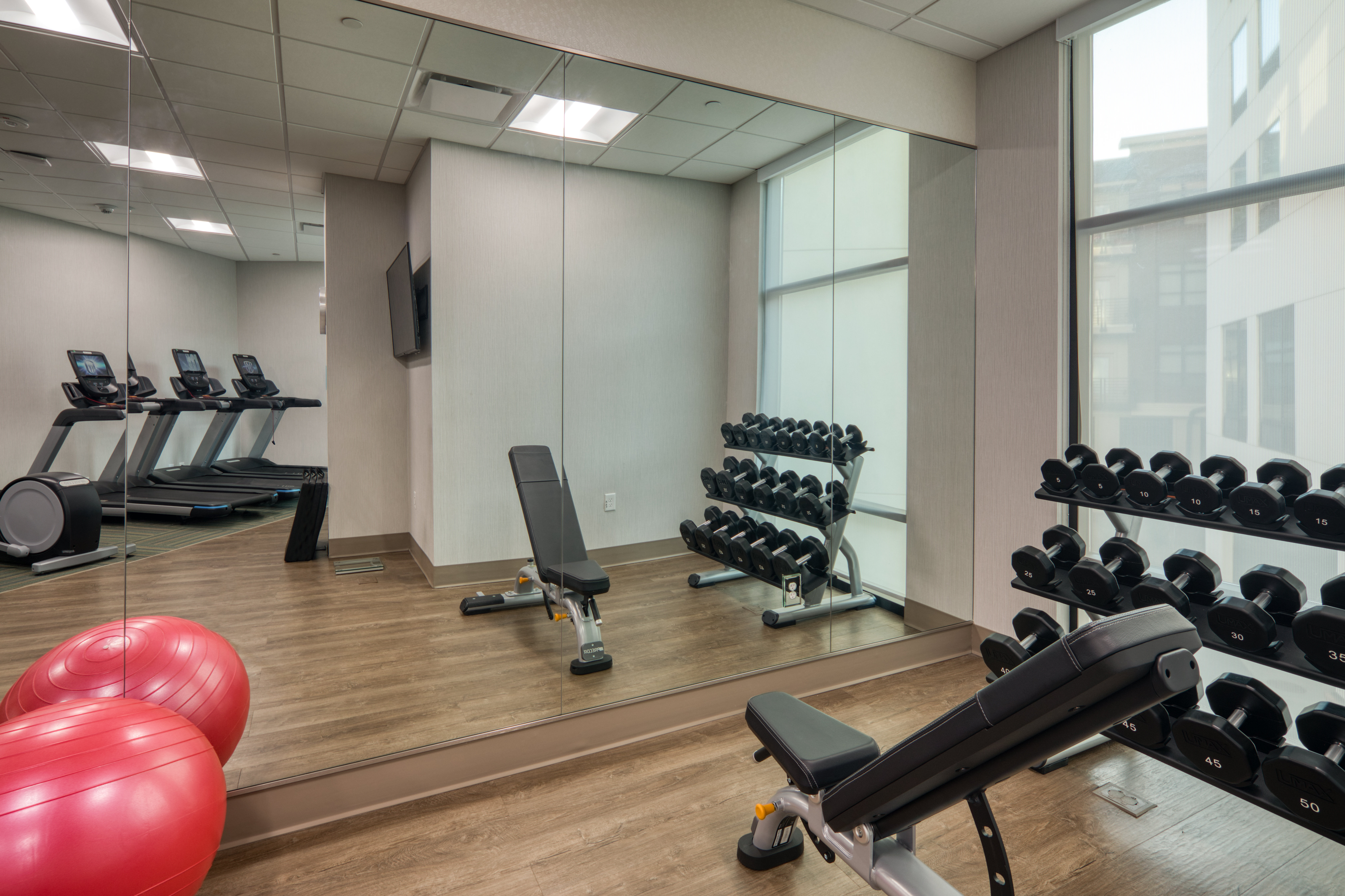 Holiday Inn Express & Suites Charlotte - South End 38/73
