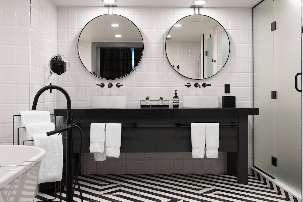 Delta Hotels by Marriott Vancouver Downtown Suites