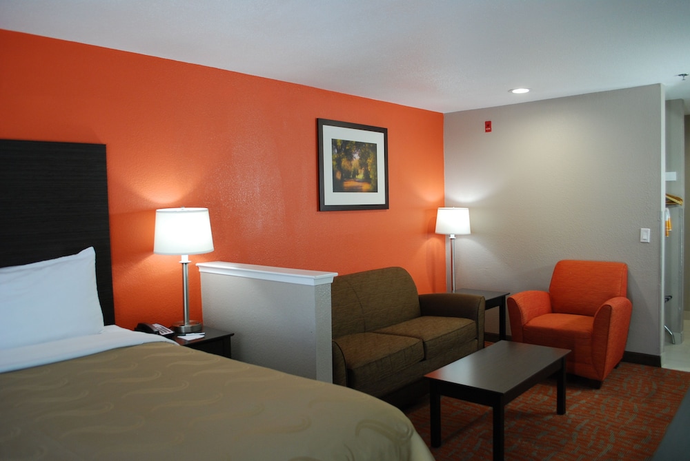 SUITE, KING BED, ACCESSIBLE