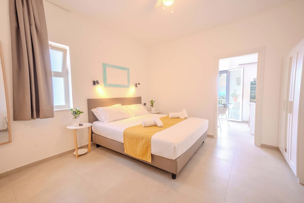 شقة كومفورت بسرير كوين بإطلالة على المسبح بشرفة بغرفة نوم واحدة مع أريكة، Residence Villa Giardini 3/6