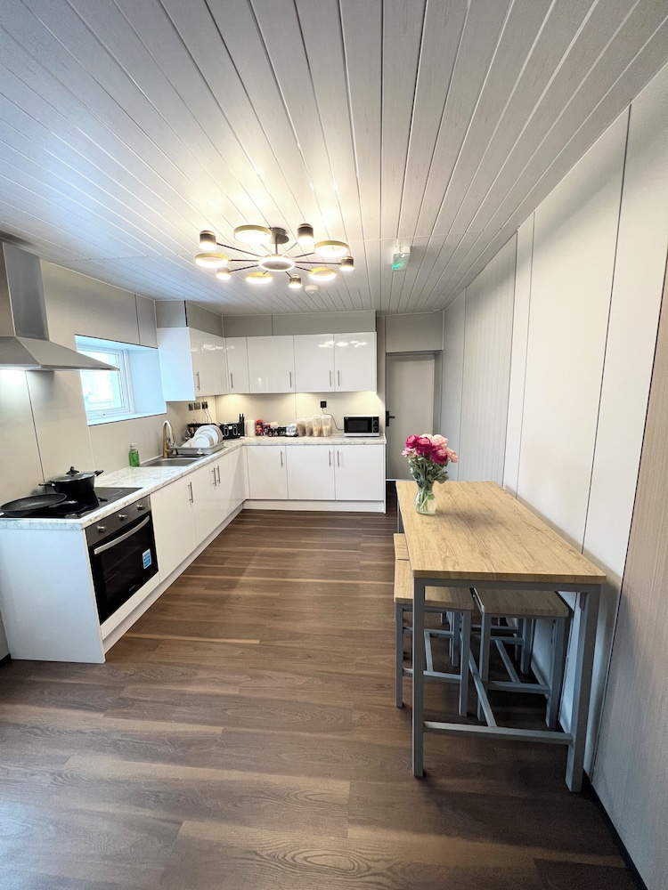 OYO Welsh Holiday Accommodation - Modern Stay 25/32