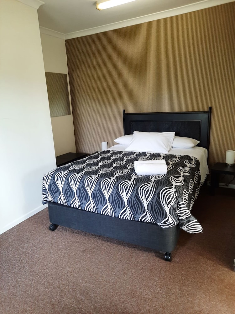 ROOM, QUEEN BED, KITCHENETTE