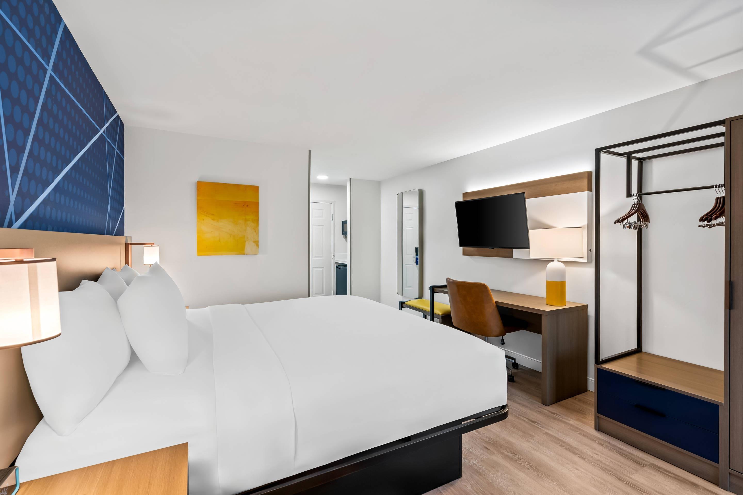 ROOM, KING BED