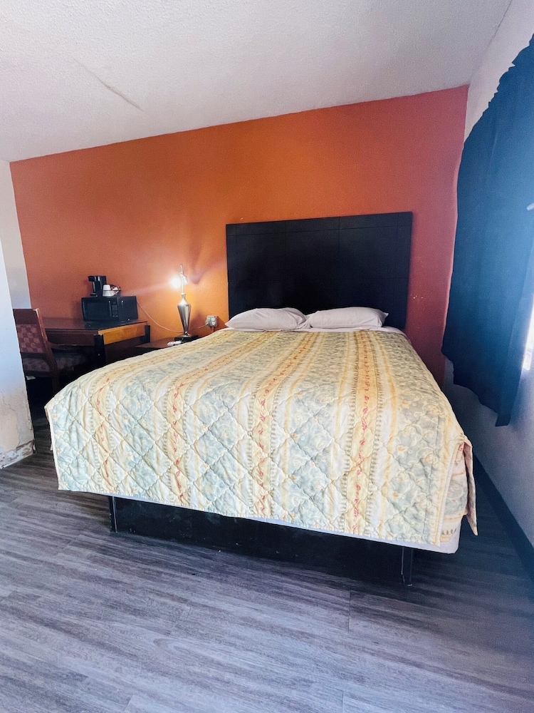 Mustang Motel 3/18