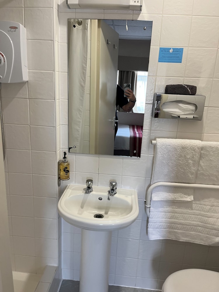 Clifton Court Metro Hotel 6/50