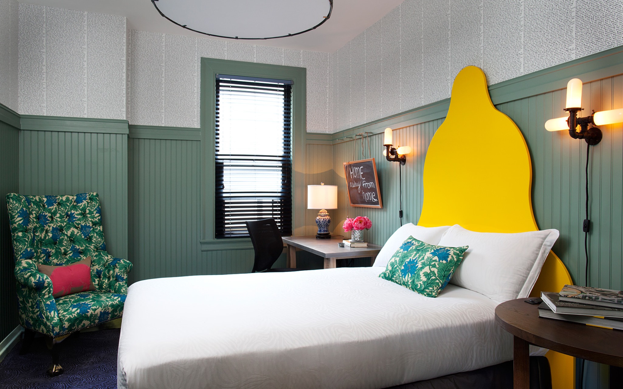 ROOM, QUEEN BED
