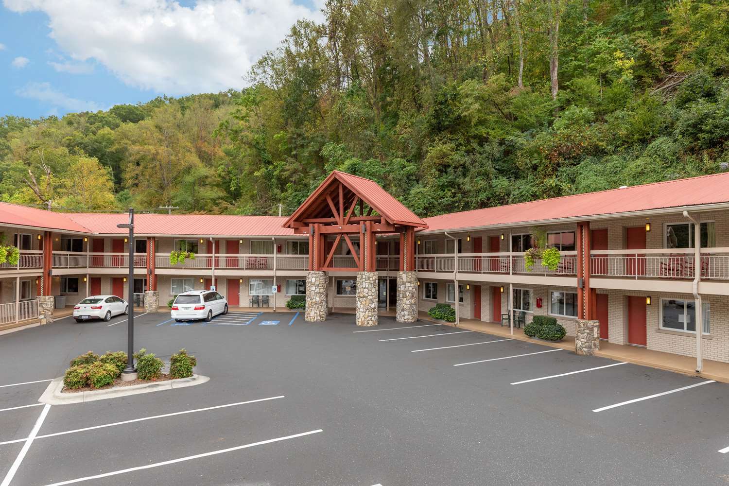 Econo Lodge Cherokee, NC 27/27