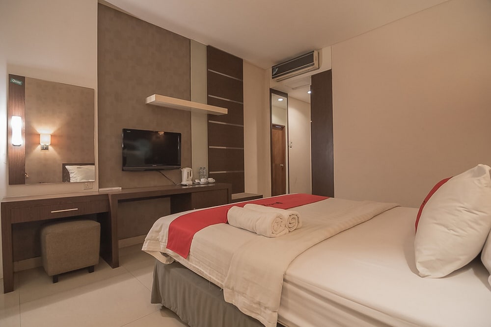 RedDoorz Premium near Paris Van Java Mall 6/26