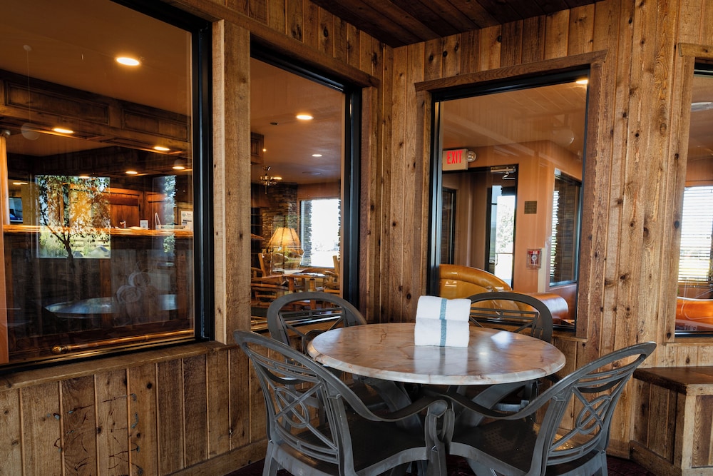 Pinedale Hotel & Suites 48/50