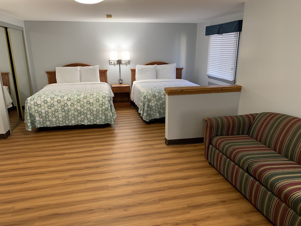 Econo Lodge Inn Suites 16/35