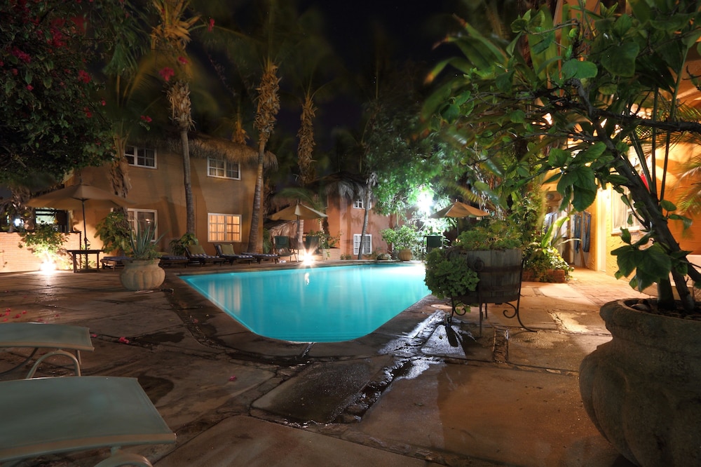 The Bungalows Hotel 38/50