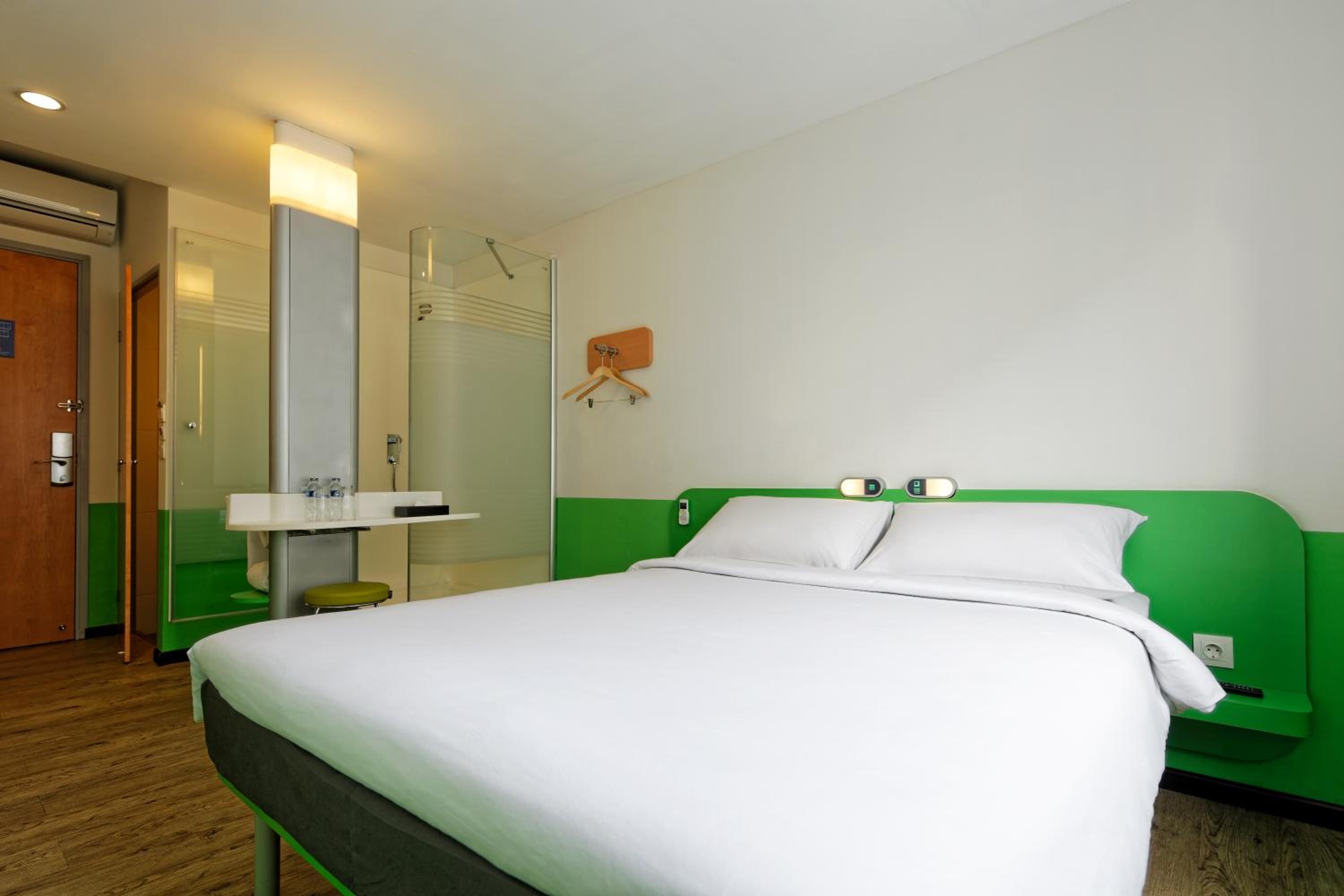 Standard, Queen Bed