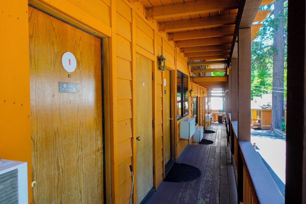 Sleepy Hollow Cabins and Hotel 30/50