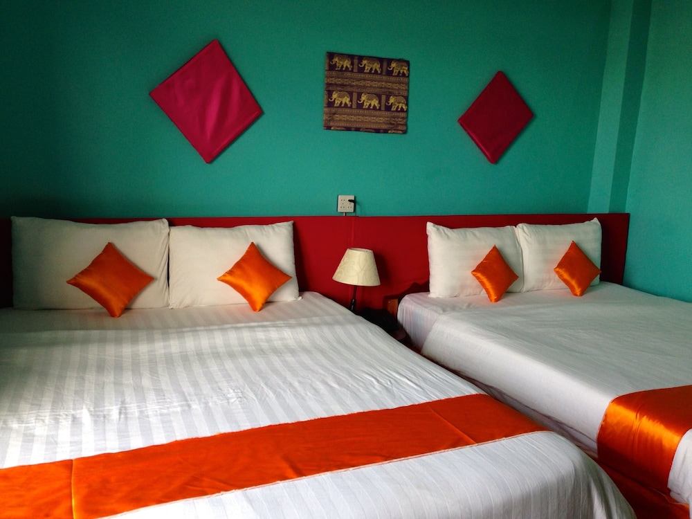 غرفة قياسية بسريرين مزدوجين