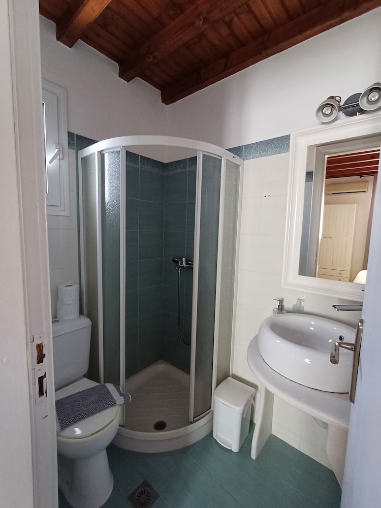 Manos Rooms 46/50