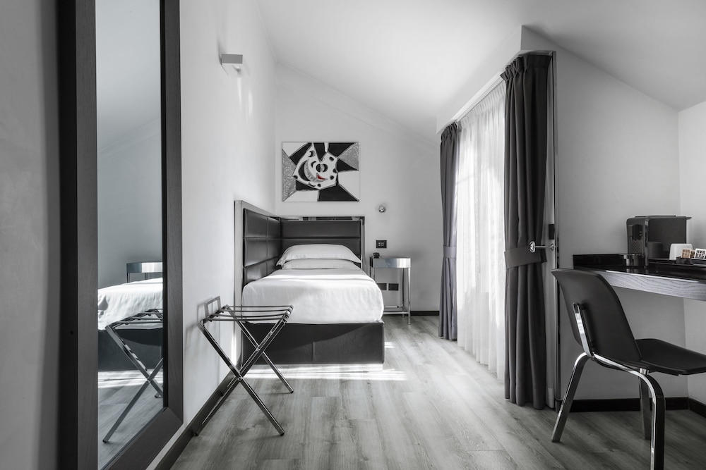 LHP Hotel Napoleon 23/64